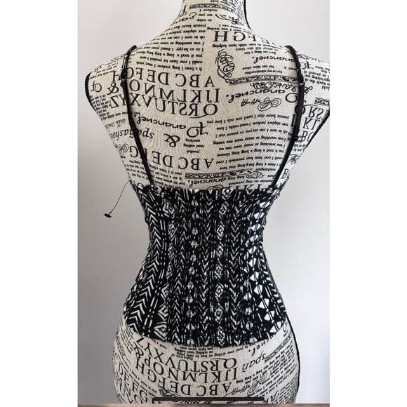 Aeropostale Camisole Crop Top Womens Size M Black & White Pattern Stretchy - Picture 2 of 7